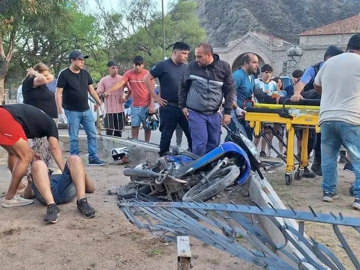 Accidente en Las Padercitas: Motociclistas chocaron contra el monumento al Tinkunaco