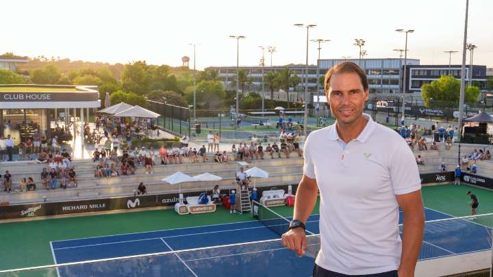 Un año después de su retiro, Rafa Nadal vive entre la familia, la academia y los homenajes: así es su nueva vida fuera de las pistas