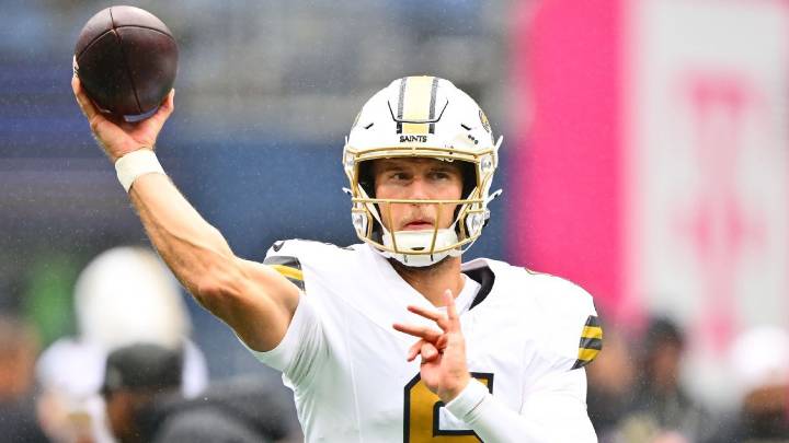 Why are Saints making QB change midway through 2025 season?