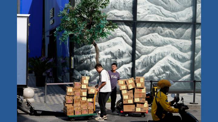 China says its economy slowed to a 4.8% annual pace of growth in the last quarter