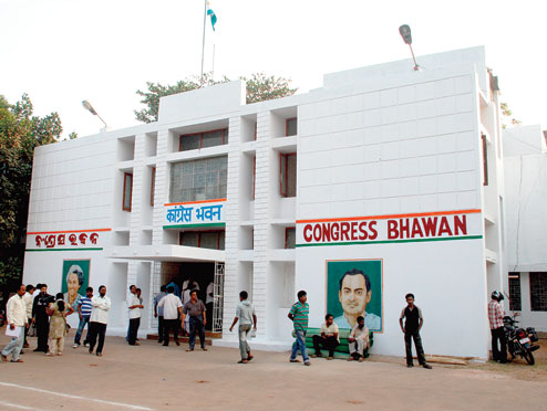 Jatra personality reaches Odisha Congress office with fanfare to join party, refused entry
