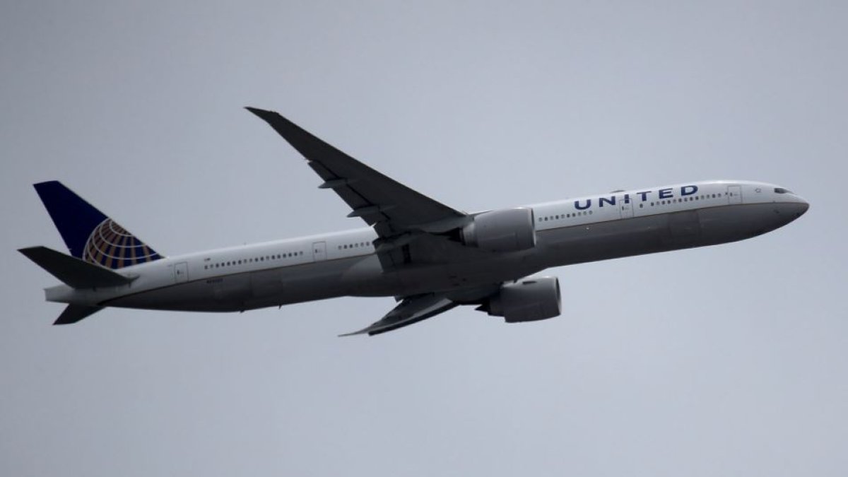 Two tires blown as United flight from Chicago lands in Texas