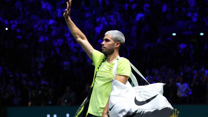 Carlos Alcaraz ve peligrar el número 1 del mundo tras su prematura derrota en el Masters 1000 de París