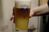 Japón, a punto de quedarse sin su cerveza más popular por un ciberataque: retoman la producción a mano por temor a que se agote
