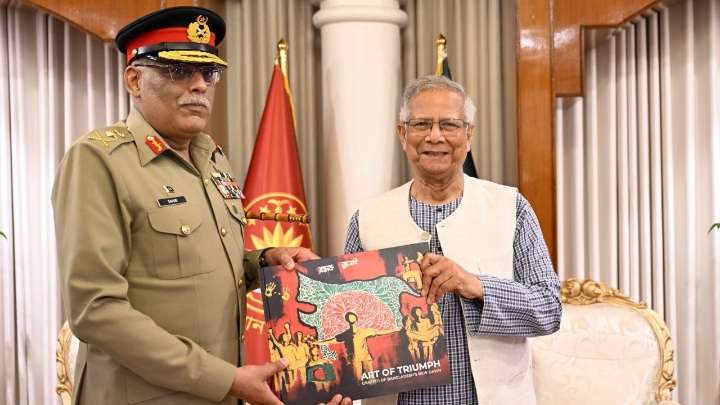 Top Pak general meets Bangladesh's Muhammad Yunus, discusses trade, defence ties