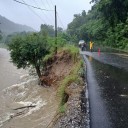 Gobierno estatal retira derrumbes por lluvias en carreteras