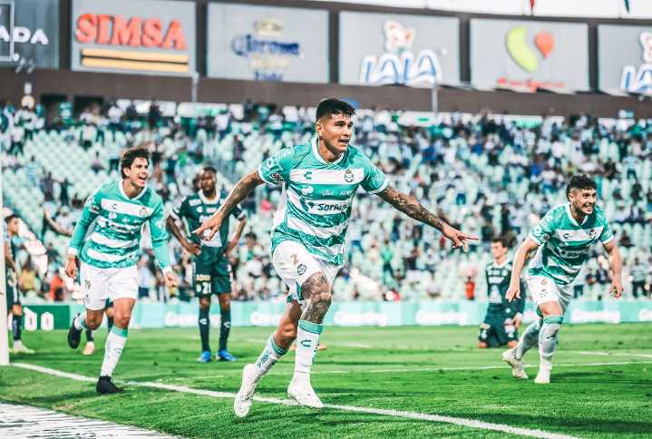 Santos Laguna vence 2 por 0 a León que no levanta ni con Ambriz