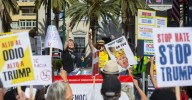Unas 200 personas acuden en Málaga a la concentración de demócratas de EEUU contra Trump