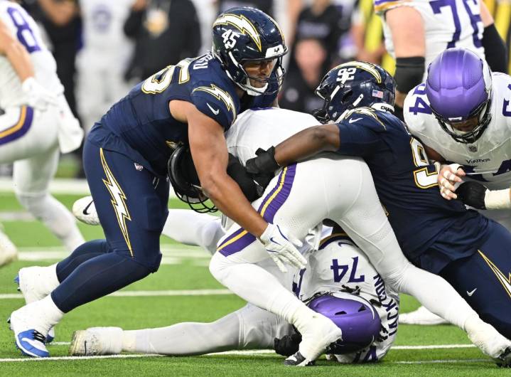 Chargers rout Vikings through the air and on the ground