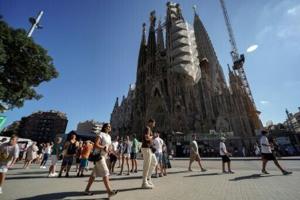 Spain hosts record number of summer tourists