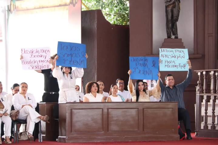 Como protesta ante la violencia en Michoacán, diputados abandonan Sesión Solemne en Apatzingán