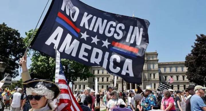 Miles salen a las calles de EEUU para protestar contra Donald Trump: “No queremos reyes”