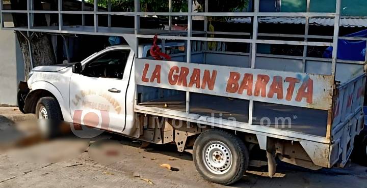 Balean a ocupantes de camioneta mueblera en Apatzingán