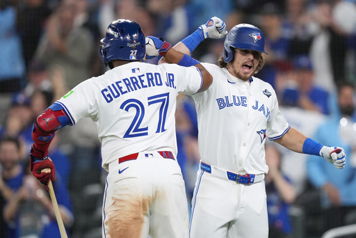 Barger, Varsho y Kirk sacuden jonrones; Azulejos aplastan a Dodgers 11