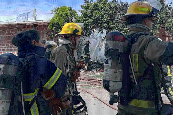 Voraz incendio en una vivienda de Quilmes Oeste que acumulaba basura