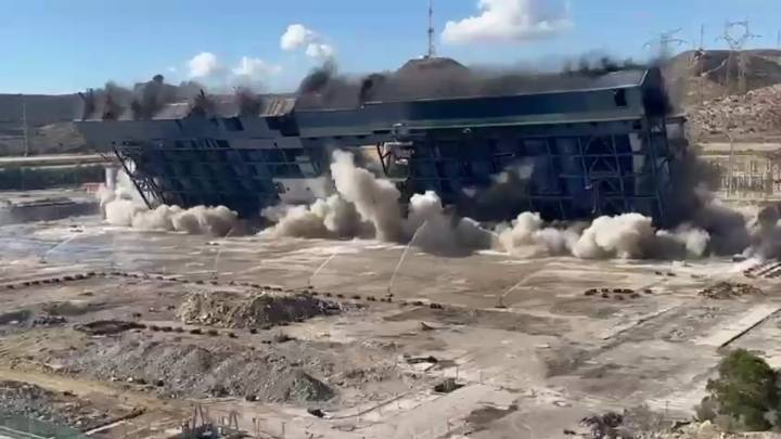 La central térmica Litoral de Carboneras ejecuta la última voladura de su demolición
