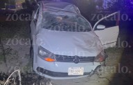 Joven cae en desnivel a exceso de velocidad y vuelca sobre la antigua a Monclova; resulta ileso