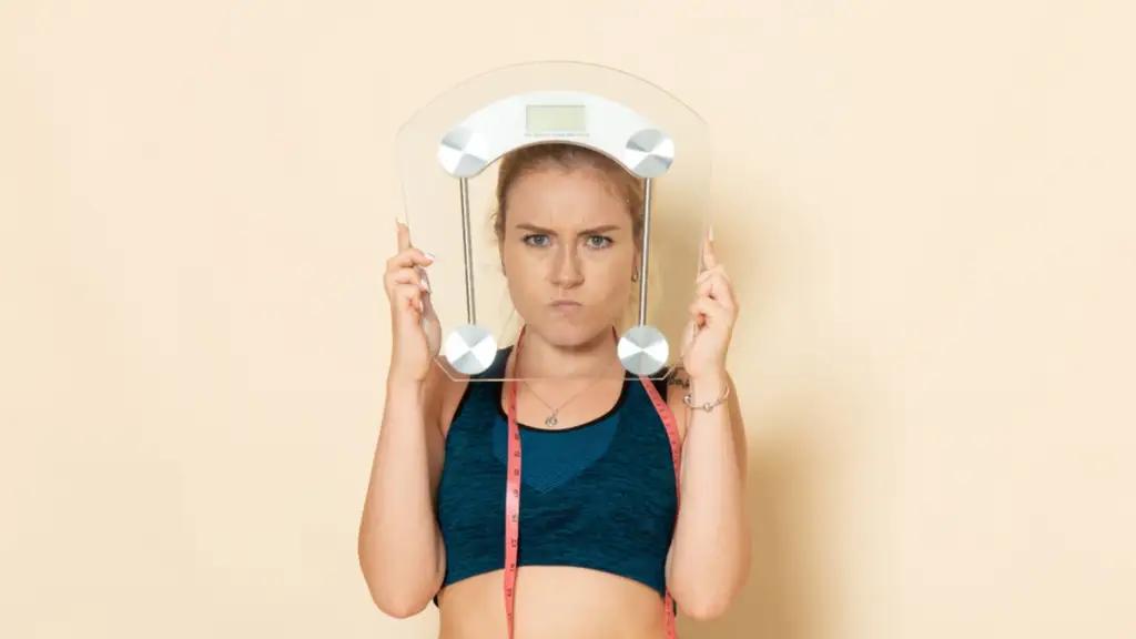 ¿No logras bajar de peso? Descubre los errores que podrían estar frenando tu progreso.