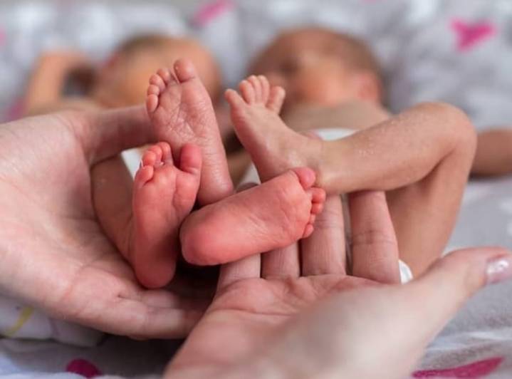 Madres lesbianas lograron registrar a Lía y Liam, en el Registro Civil de El Salto