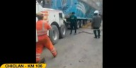 Tren destruye camión luego de choque en la carretera central: hinchas de la “U” quedaron varados