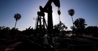 Debido a exceso de oferta en petroleo en el mercado, el precio del crudo baja, marcando jornada de cuatro días consecutivos en Estados Unidos