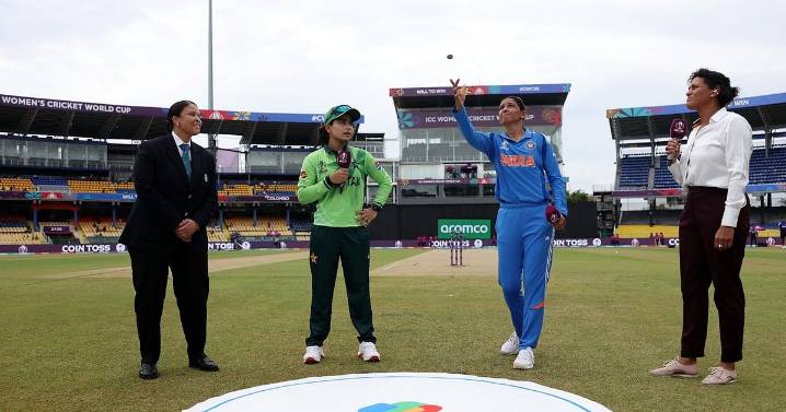 Cricket India-Pakistan WC: Referee goofs up as Pak wrongly wins toss