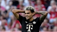 Luis Díaz posa con el balón del Mundial 2026 en medio de su buena racha con el Bayern Múnich