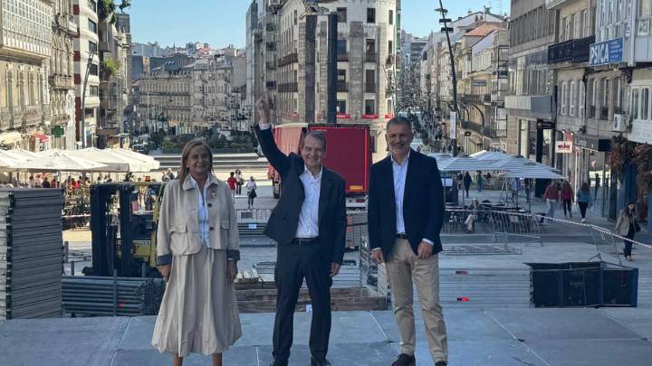 Vigo comienza el montaje de su gran árbol de Navidad en Porta do Sol con 100.000 luces LED