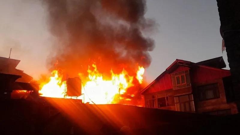 Massive fire erupts in Fateh Kadal’s Narparistan
