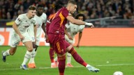 Arquero del Lille atajó tres penales consecutivos luego de varias revisiones del VAR en partido de Europa League: "Nunca vi nada igual"