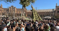 El regreso de la Esperanza de Triana en directo | La Virgen camina por las calles de El Porvenir