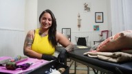 Transfomar cicatrices en arte: Cecilia, la tatuadora de mujeres que vencieron al cáncer de mama