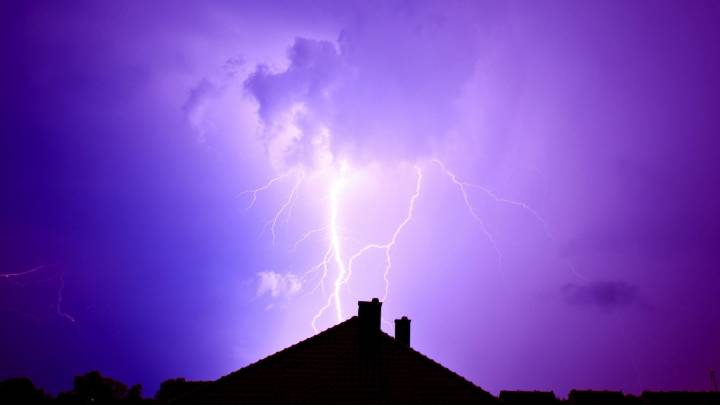 Afectaría a algunas comunas de Santiago: Emiten aviso por probables tormentas eléctricas en tres regiones del país