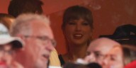 Taylor Swift Attends Chiefs-Raiders Game to Support Fiancé Travis Kelce, But Avoids the Cameras! | Kansas City Chiefs, Taylor Swift, Travis Kelce | Celebrity News and Gossip | Entertainment, Photos an