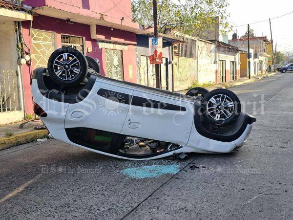 Mujer choca a 2 vehículos y vuelca en la col. Menchaca