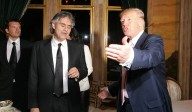 ¡Imperdible! Andrea Bocelli sorprende a Donald Trump con un emotivo recital en su despacho de la Casa Blanca. 🎶🏛️
