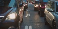 Cambios bruscos de carril y uso de celular atoran tráfico