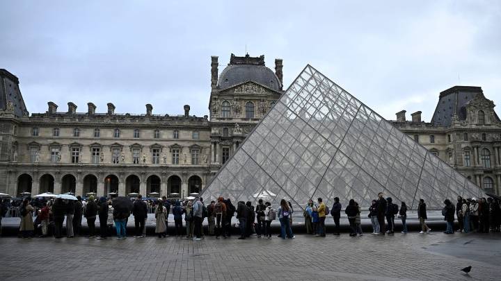 El Louvre cierra sus puertas por segundo día tras impactante robo y Francia refuerza la seguridad alrededor de los museos