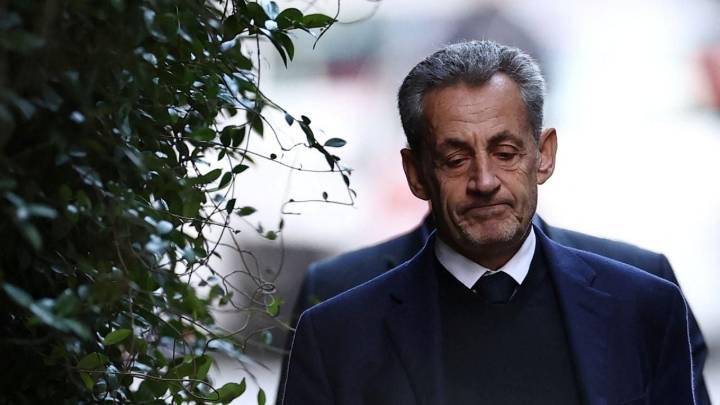 Reos amenazan al expresidente Sarkozy en su primera noche en prisión de París