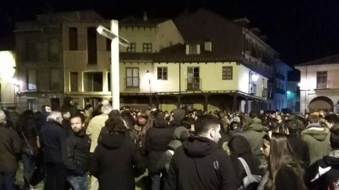 Una pelea multitudinaria en León deja un herido trasladado y termina con intervención policial