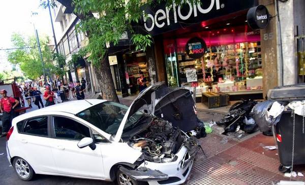 Desastre en pleno centro de Córdoba: un auto atropelló a varias personas y provocó un gran caos