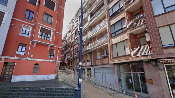 Muere un niño en el centro de Bermeo tras caer desde un piso
