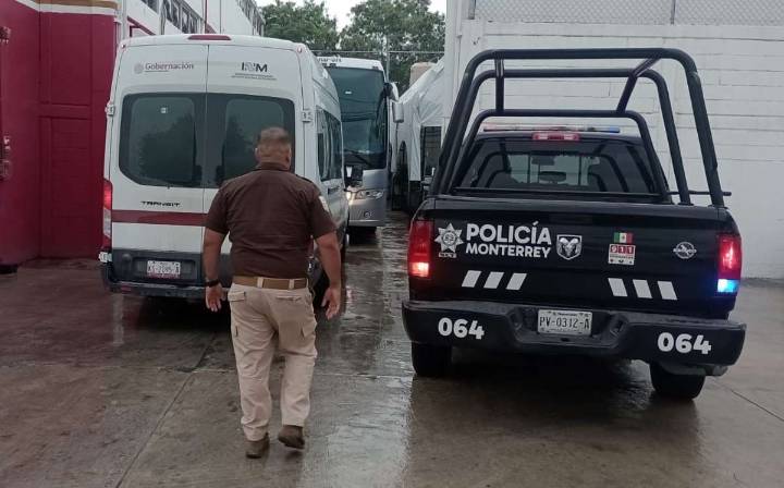 INM asegura a 4 hondureños y 2 haitianos afuera de centro comercial en Monterrey