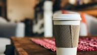 Multan a una mujer con más de 170 euros por tirar café por un desagüe