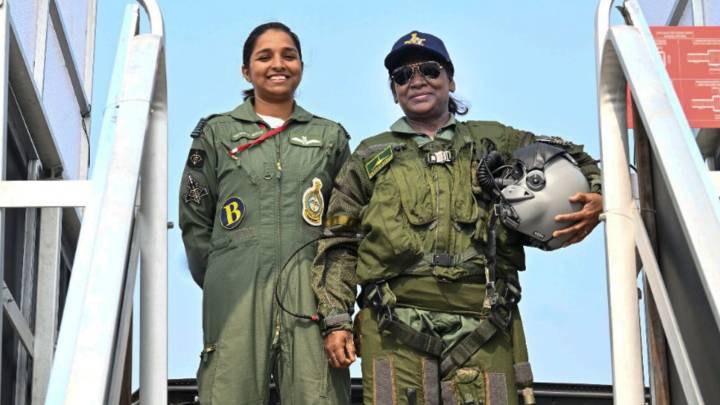 Prez Murmu poses with pilot Shivangi Singh Pakistan falsely claimed ‘captured’