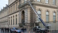 Detienen a cinco sospechosos más por el robo millonario en el Louvre