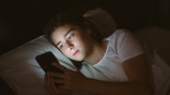 Estudio reveló los beneficios de prohibir el uso del celular en la noche a los adolescentes