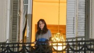 Cristina Kirchner saludó desde el balcón tras conocerse la condena a Sabag Montiel y Uriarte