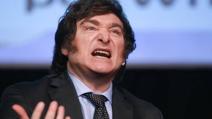 Javier Milei se mostró en el microcentro porteño y fue abucheado por los vecinos
