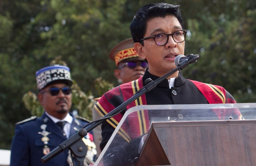 El presidente de Madagascar huye en medio de rebelión militar, pero no renuncia